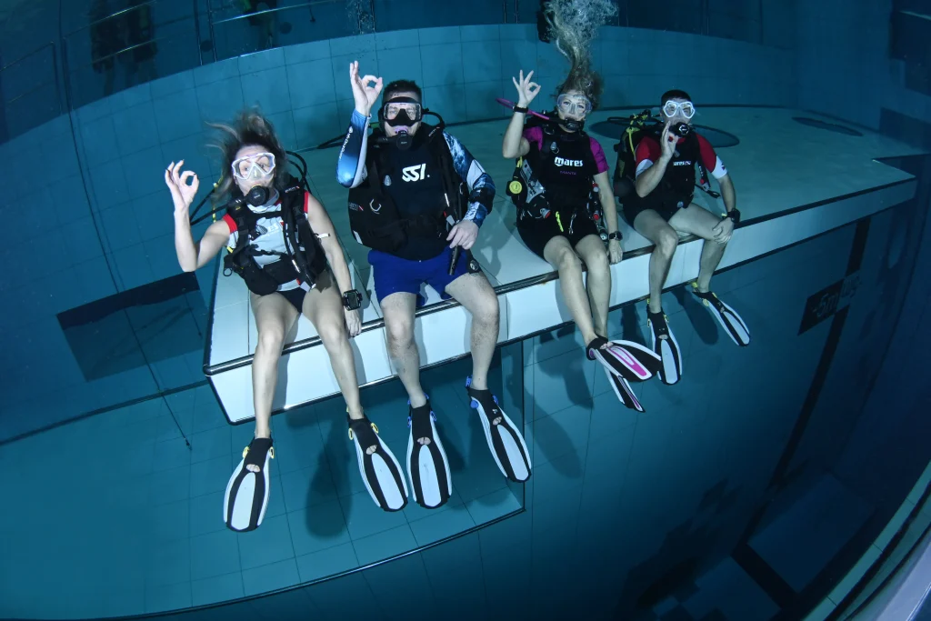 Famille plongeur dans piscine