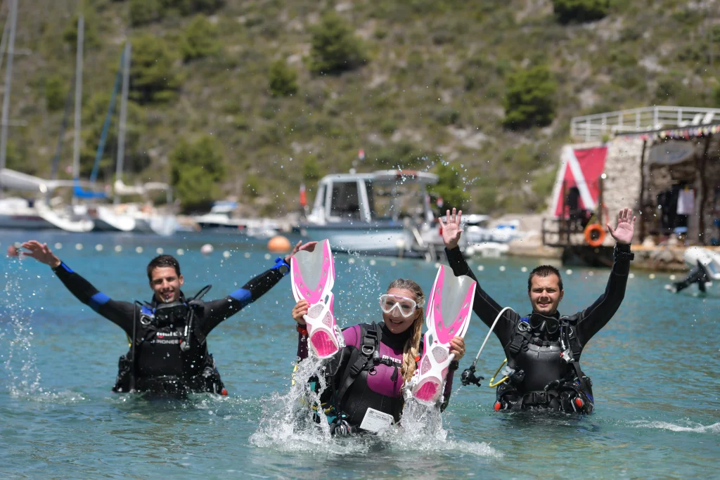 formation plongee, eleves content avec leur palmes à la main