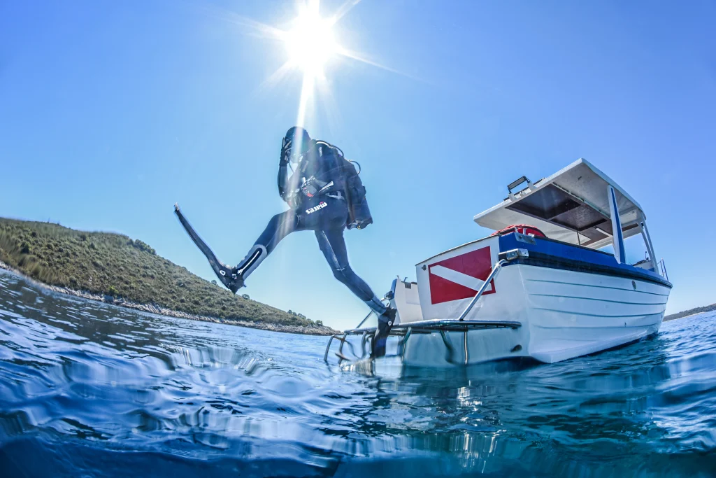 plongée depuis bateau qui saute à l'eau