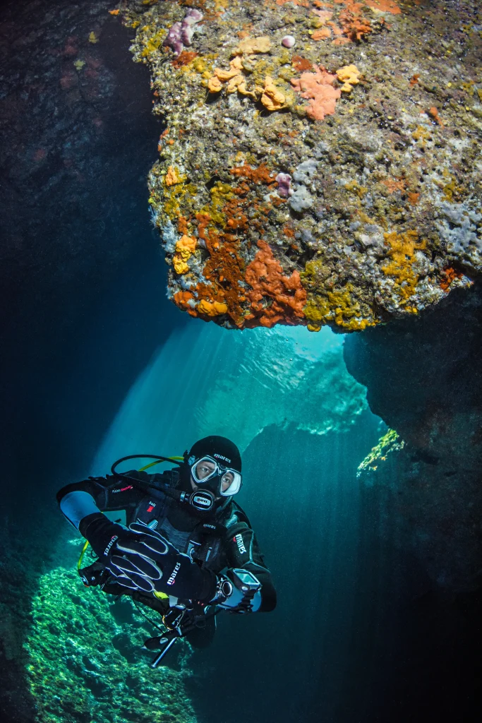 plongeur au fond de grotte